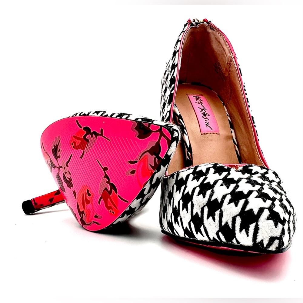 Betsey Johnson Black & White Houndstooth Pumps with Hot Pink Floral Pointed Toe - Picture 3 of 5
